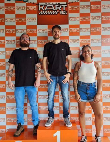 Pilotos no pódio da Arena Kart Pulse após a bateria