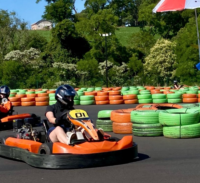 Piloto acelerando um kart da Arena Kart Pulse na pista de asfalto
