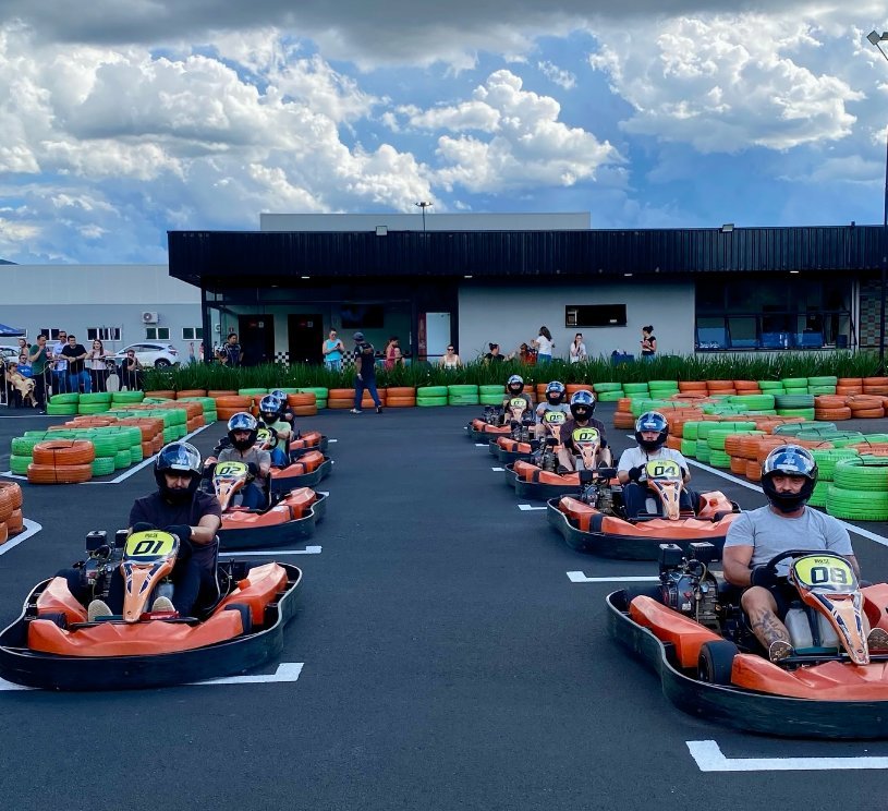 Grid de largada com pilotos nos karts da Arena Kart Pulse