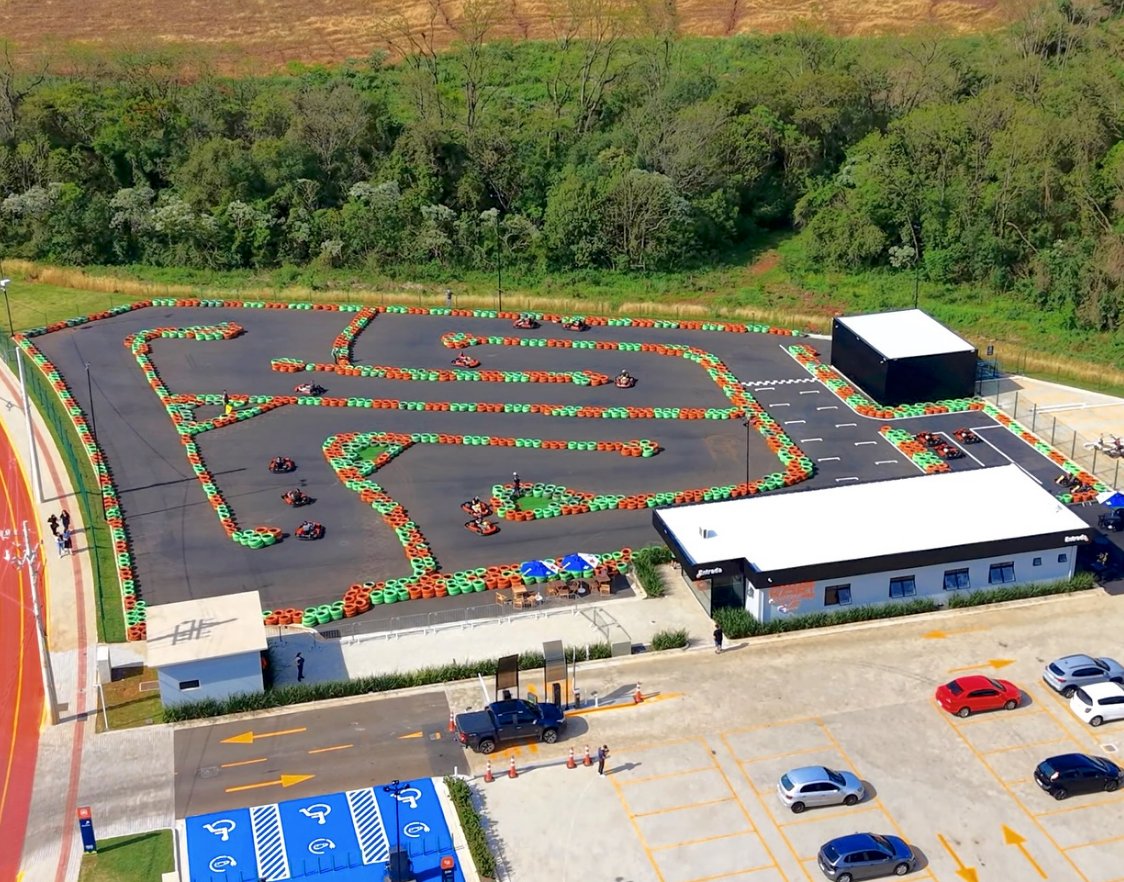 Vista aérea da pista de asfalto da Arena Kart Pulse em Chapecó