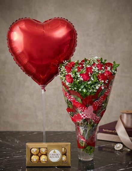 Bouquet com 12 rosas Vermelhas, Balão e Ferrero