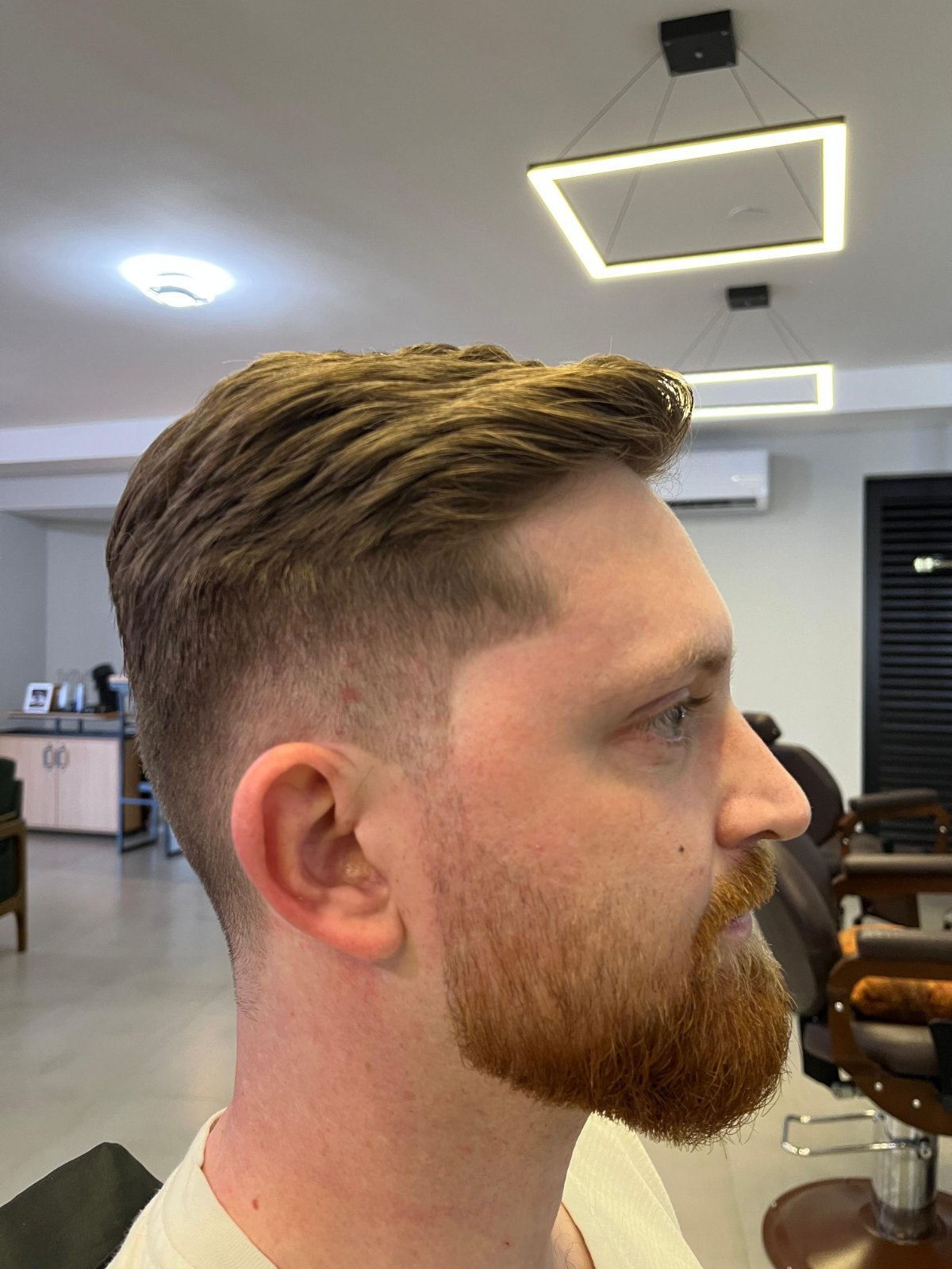 Corte com degradê e barba alinhada na Mota77
