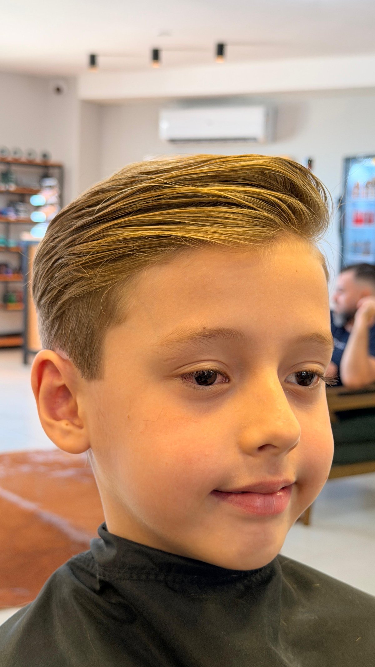 Corte infantil penteado lateral feito na Mota77
