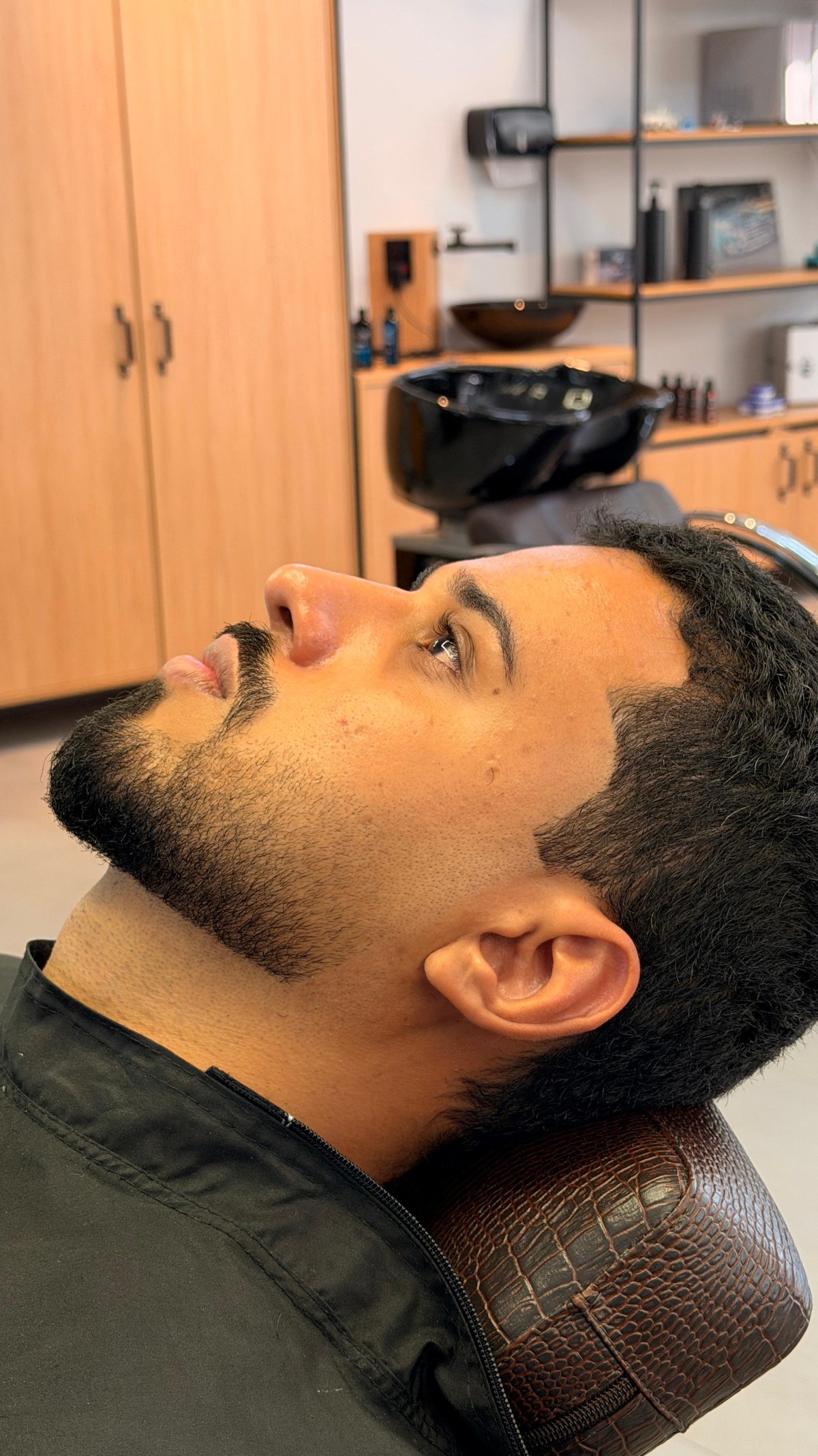 Cliente com barba desenhada na Barbearia Mota77