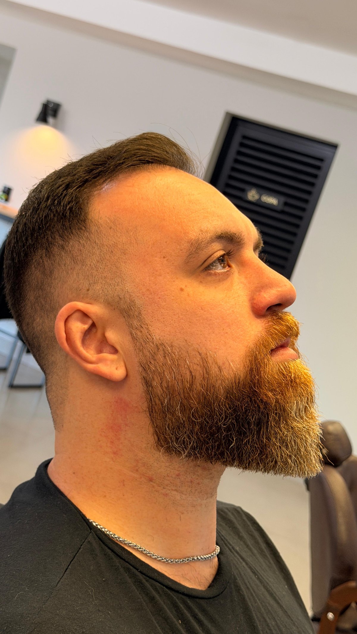 Barba alinhada e corte na Barbearia Mota77